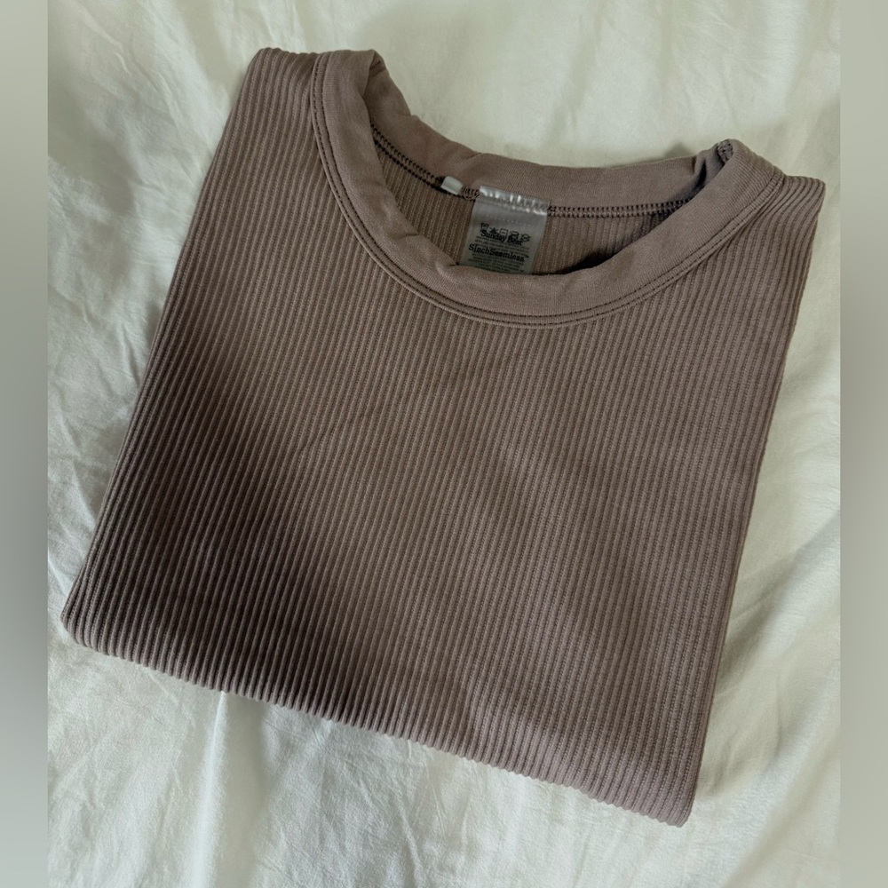 Aritzia Sunday Best sinch seamless ribbed tee